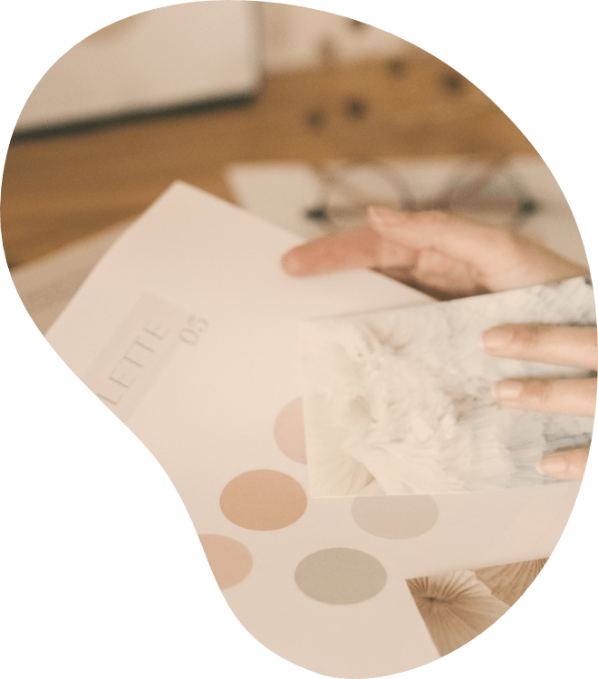 Graphiste choisissant des couleurs pour une identité visuelle
