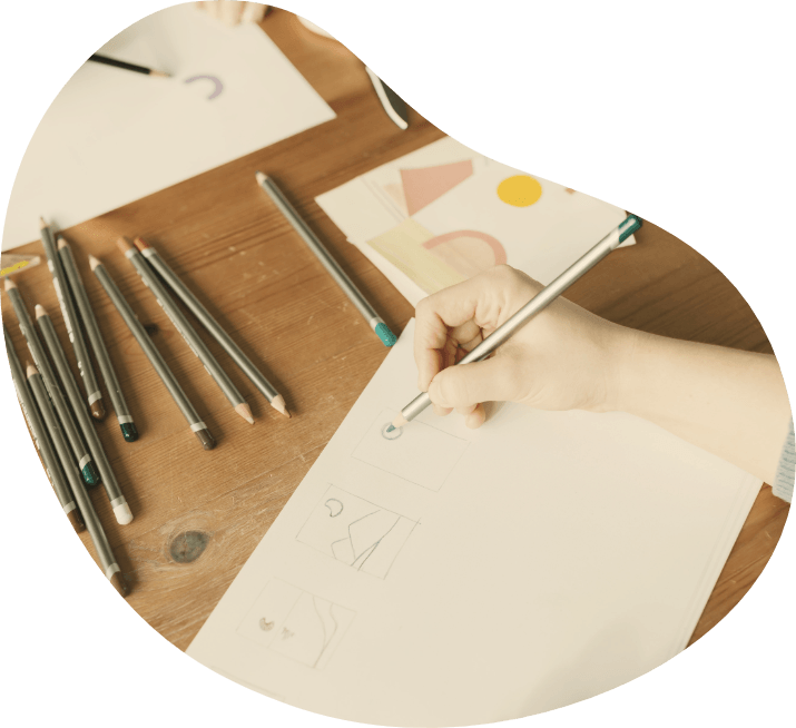 Illustratrice réalisant un dessin pour une commande