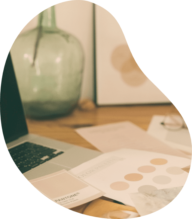 Ordinateur de graphiste avec palette de couleurs