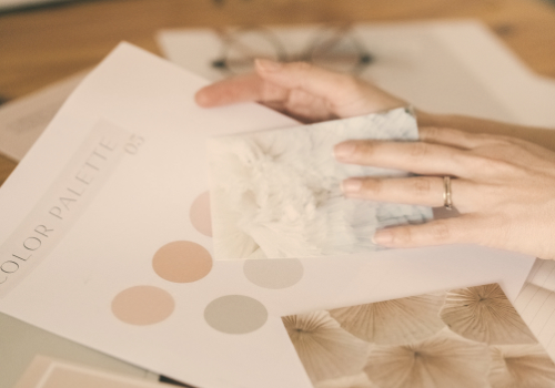 Graphiste choisissant des couleurs pour une identité visuelle