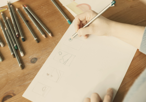 Illustratrice en train de réaliser un dessin
