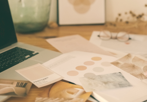 ORdinateur de graphiste avec des palettes de couleurs et pantone