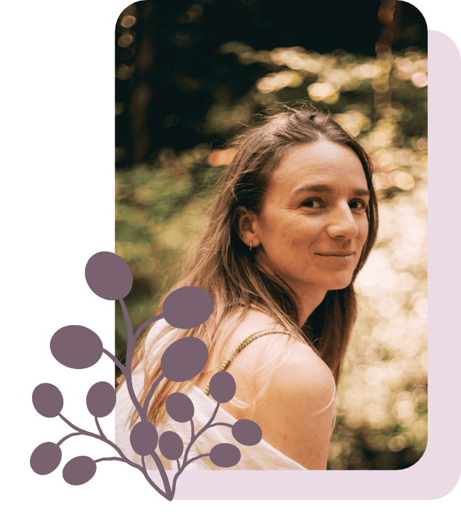 Portrait de Léa, la graphiste et illustratrice d'Atelier Oskya