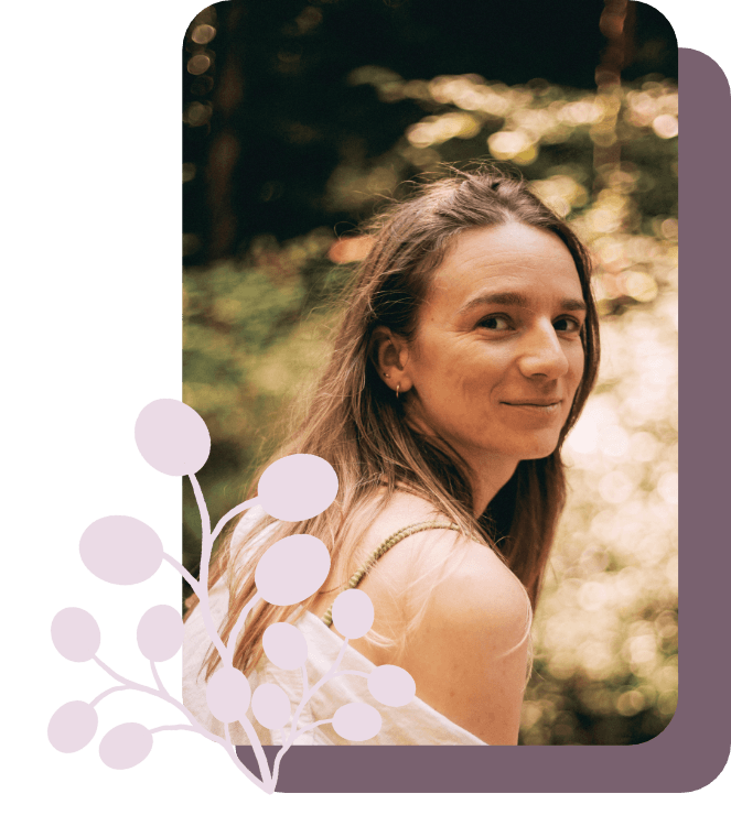 Portrait de Léa, la graphiste et illustratrice d'Atelier Oskya